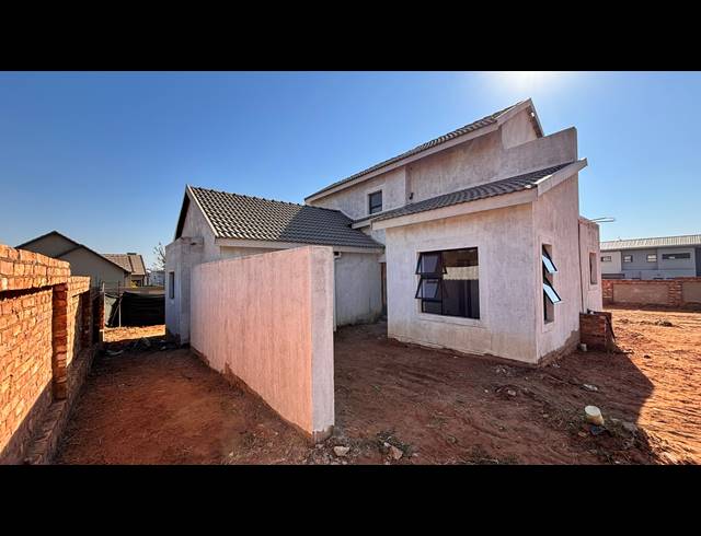 4 BEDROOM HOUSE FOR SALE IN ROODEPARK ECO ESTATE